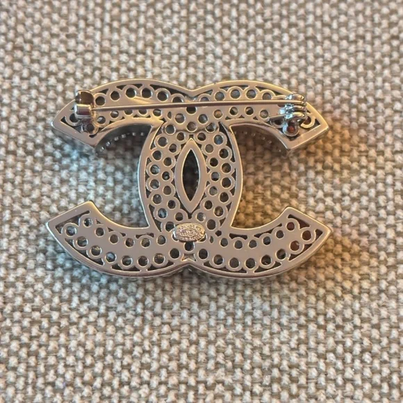 Super Rare Classic Chanel CC Crystal Embellished Silver Tone Pin Mint Condition - Picture 2 of 3